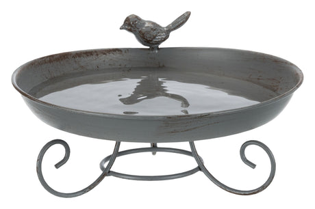 Metallschale auf geschwungenem Ständer mit Wasser, verziert mit einer kleinen Vogelfigur am Rand.