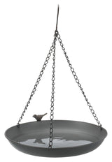 Eine hängende Vogeltränke aus Metall mit Ketten, dekoriert mit einer kleinen Vogelskulptur am Rand.