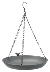 Eine graue hängende Metallschale mit Kettenaufhängung und kleinem Vogel, geeignet für den Außenbereich.