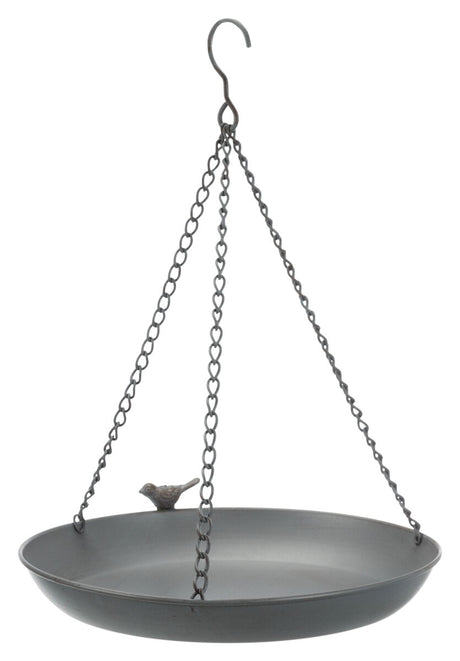 Eine graue hängende Metallschale mit Kettenaufhängung und kleinem Vogel, geeignet für den Außenbereich.