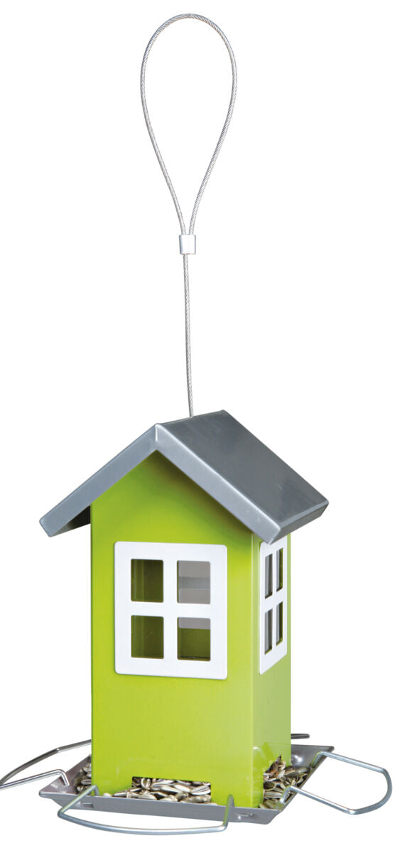 Grünes Vogelhaus mit silbernem Dach und Fensterdesign, aufgehängt an einem Draht, gefüllt mit Sonnenblumenkernen.