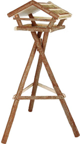 Holz-Vogelfutterhaus mit schrägem Dach auf einem dreibeinigen Gestell, aus naturbelassenen Ästen gefertigt.