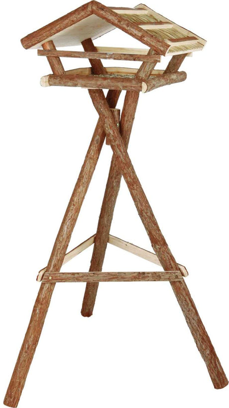 Holz-Vogelfutterhaus mit schrägem Dach auf einem dreibeinigen Gestell, aus naturbelassenen Ästen gefertigt.