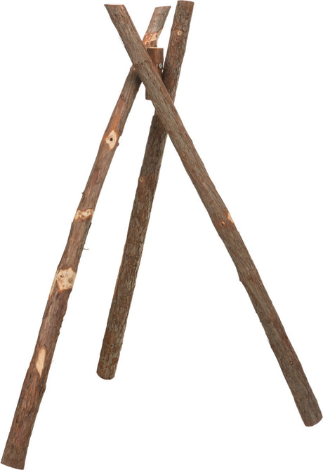 Drei miteinander verbundene Holzstämme stehen schräg in Dreiecksform auf einem weißen Hintergrund.