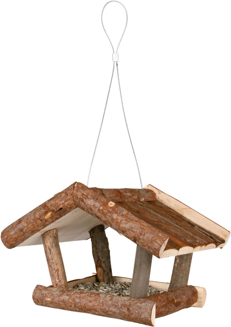 Holz-Vogelfutterhaus mit Satteldach, naturbelassen, aufgehängt an einer Schlaufe, mit Sonnenblumenkernen gefüllt.