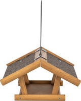 Holzfarbenes Vogelhaus mit schrägem Dach und dunklem Dachbelag, mit mittiger Aufhängevorrichtung.