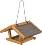 Holz-Vogelfutterhaus mit geneigtem Dach und dunkelbrauner Schindelabdeckung, an Metallbügel aufgehängt.