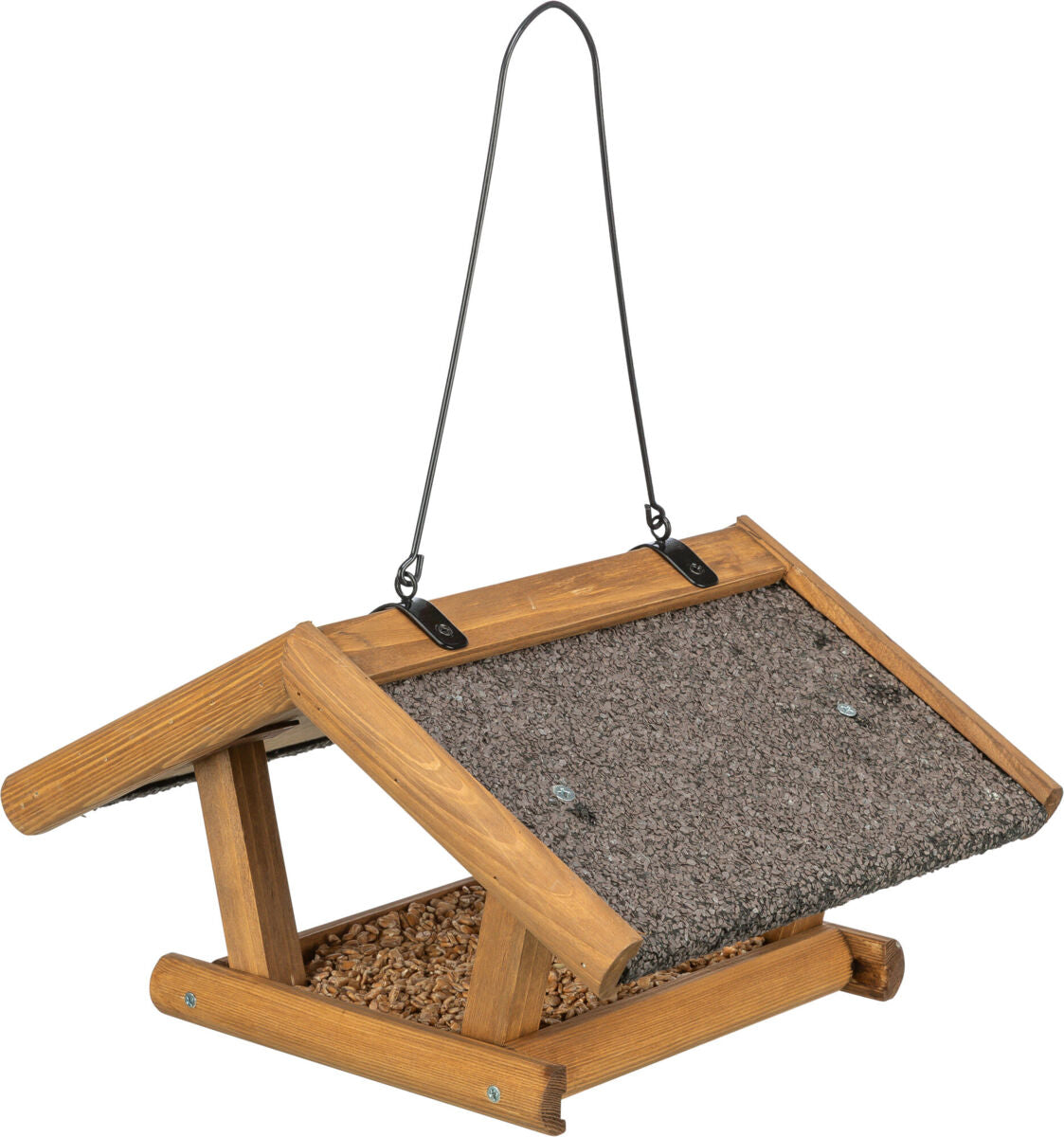Holz-Vogelhaus mit schrägem Dach und Metallaufhängung, Dach mit dunkler Oberfläche, Boden mit Körnern bedeckt.