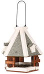Sechseckiges Vogelhaus mit grauem Dach, hölzernem Rahmen und Aufhängebügel, gefüllt mit Sonnenblumenkernen.