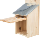 Holz Nistkasten mit schrägem Metalldach und seitlicher Öffnung, geeignet für Vögel, natürliche Holzfarbe.
