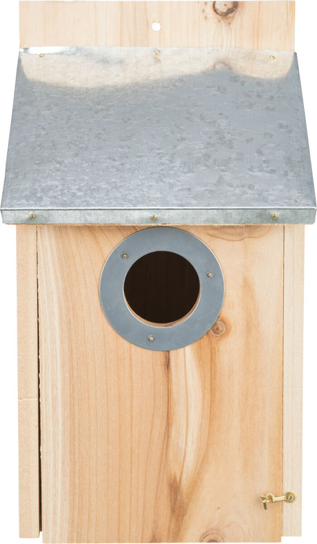 Nistkasten aus naturfarbenem Holz mit silbernem Metalldach und runder Öffnung vorne.