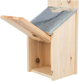 Holzkasten mit aufklappbarem Metalldach und einem Loch vorne, aufrecht stehend, einfache Konstruktion.