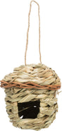 Eine runde, geflochtene Gras-Höhle mit Eingang und Aufhängung, in natürlichen Beigetönen gehalten.