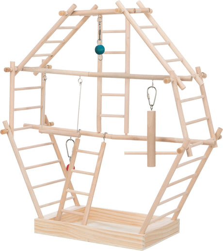 Holzgestell mit mehreren Leitern und Hängespielzeug, geeignet zum Klettern, naturbelassenes Holz, unbemalt.