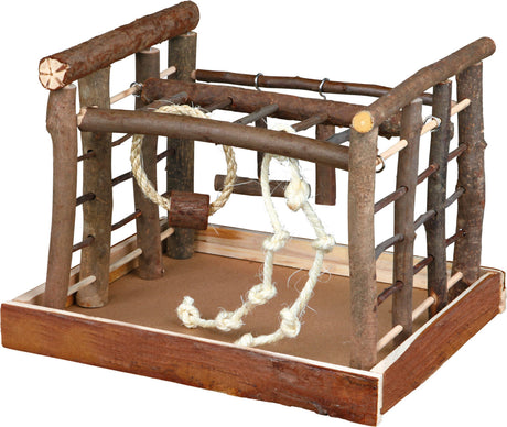 Holzspielzeugstruktur mit Seilen und Stangen in einem rechteckigen Rahmen aus natürlichen Zweigen.