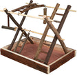 Holzspielplatz mit Leitern und Stangen aus Naturästen auf Holzbasis; natürliche Optik.
