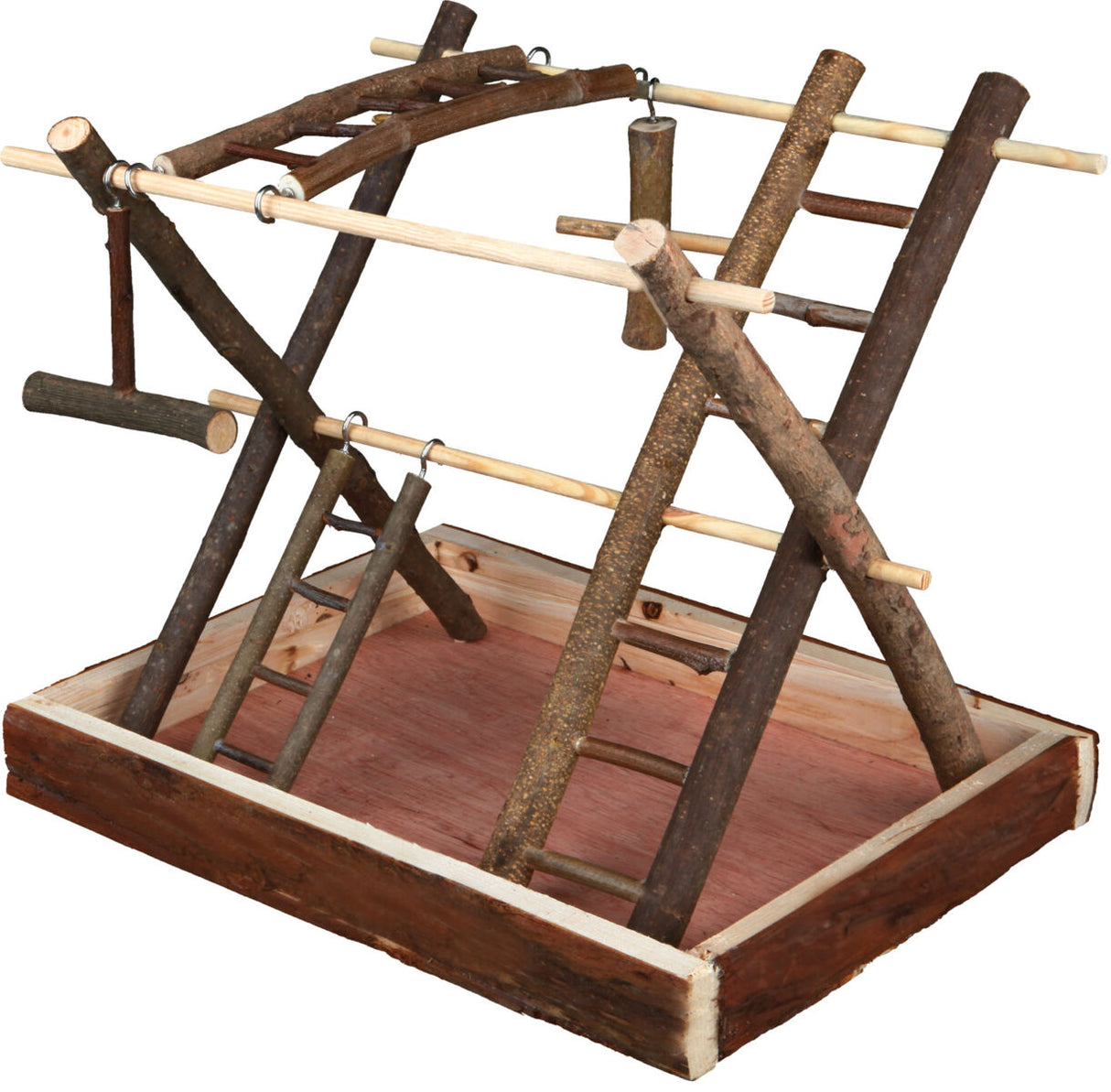 Holzspielplatz mit Leitern und Stangen aus Naturästen auf Holzbasis; natürliche Optik.