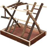 Holzspielplatz mit Leitern und Stangen aus Naturästen auf Holzbasis; natürliche Optik.
