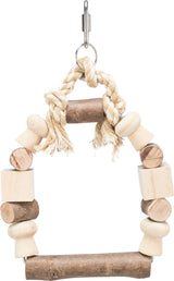 Holzspielzeug mit Naturseil, runde und quadratische Holzstücke, an Metallhaken hängend.