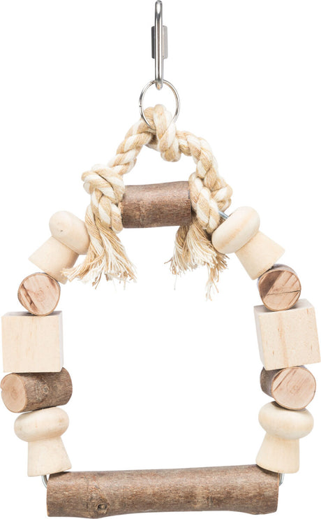 Holzspielzeug mit Naturseil, runde und quadratische Holzstücke, an Metallhaken hängend.