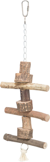 Ein hängendes Spielzeug aus natürlichen Holzstücken und Metallkette mit Karabiner, unten eine Quaste.