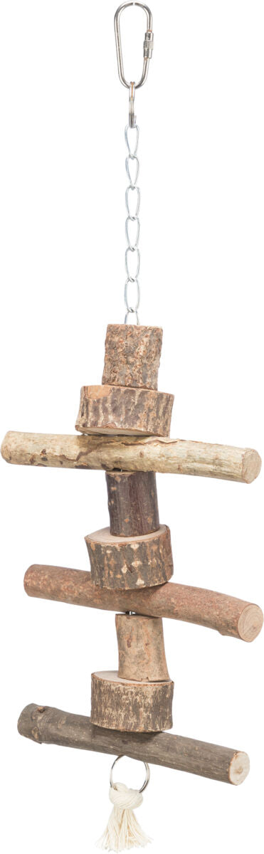 Ein hängendes Spielzeug aus natürlichen Holzstücken und Metallkette mit Karabiner, unten eine Quaste.