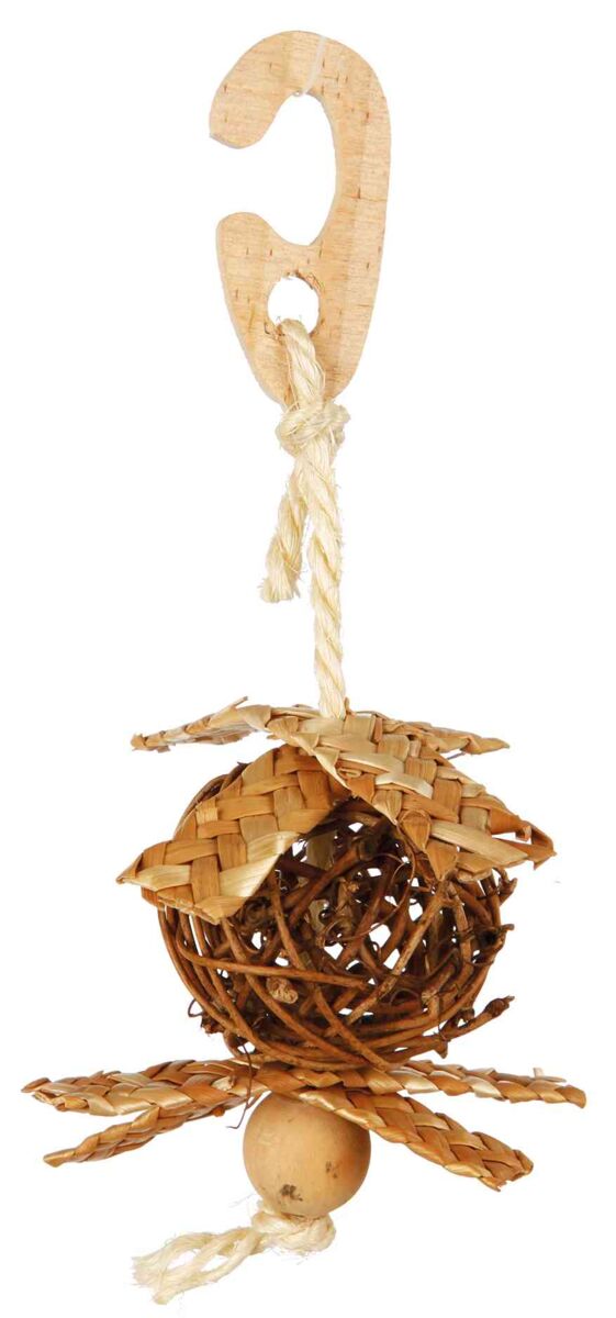 Geflochtenes Holzspielzeug mit Haken und Schnur zum Aufhängen, mittig ein Holzkugel in Gitterstruktur.