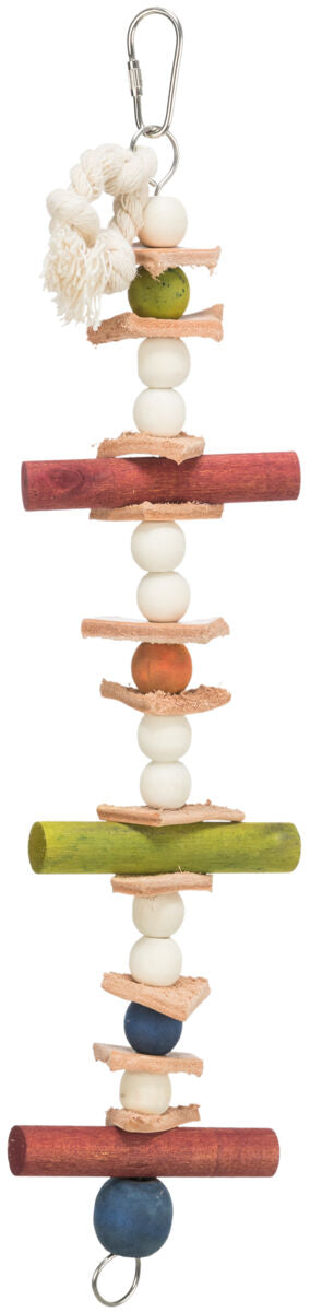 Hängendes Spielzeug aus Holz und Stoff mit bunten Kugeln und Holzstücken, an Metallring befestigt.