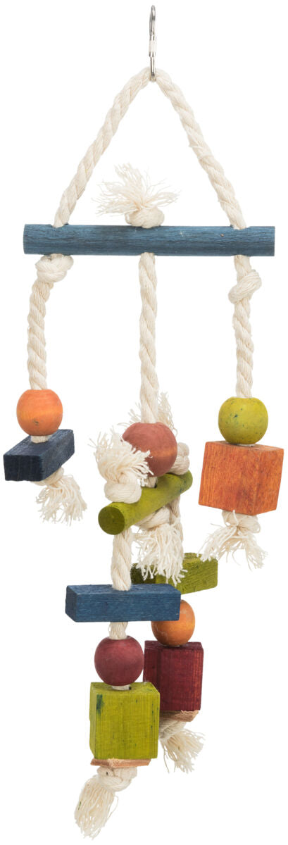 Buntes Hängespielzeug aus Seilen und Holzformen in Blau, Rot, Orange und Grün mit Metallhaken oben.