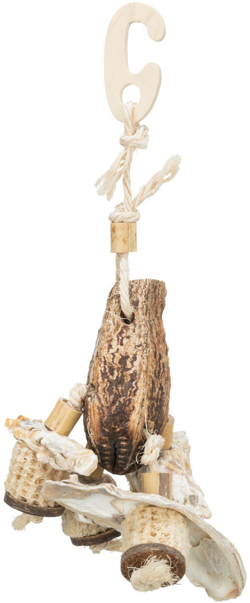 Hängendes Vogelspielzeug aus Holz und naturfarbenen Fasern mit verschiedenen Strukturen und Holzstücken.