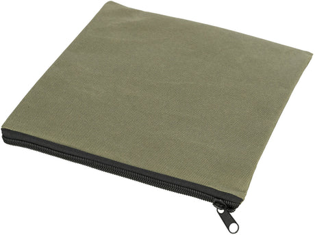 Quadratisches, flaches Etui in olivgrüner Farbe mit schwarzem Reißverschluss an einer Ecke.
