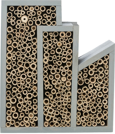 Rechteckiges Insektenhotel aus Holz mit unterschiedlich dicken, natürlichen Bambusröhren in mehreren Fächern.