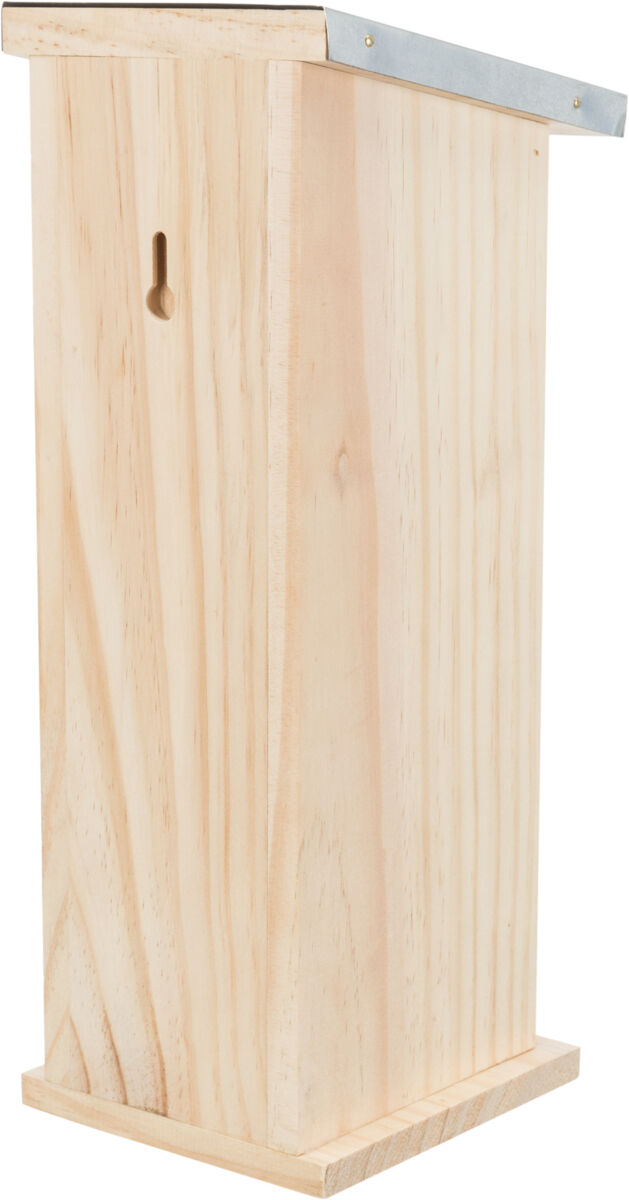 Kastenförmiger hölzerner Nistkasten mit unbemaltem Holz und Metallabdeckung, vertikal ausgerichtet.