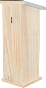 Kastenförmiger hölzerner Nistkasten mit unbemaltem Holz und Metallabdeckung, vertikal ausgerichtet.