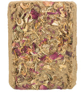 Rechteckiger Block aus verdichtetem Material mit eingearbeiteten getrockneten Blütenblättern in Rosa und Beige.