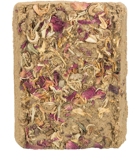 Rechteckiger Block aus verdichtetem Material mit eingearbeiteten getrockneten Blütenblättern in Rosa und Beige.