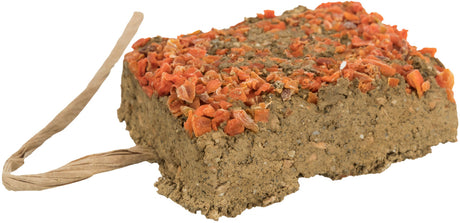 Rechteckiger brauner Block mit beigem Band, oben mit orangefarbenen Stückchen bedeckt.