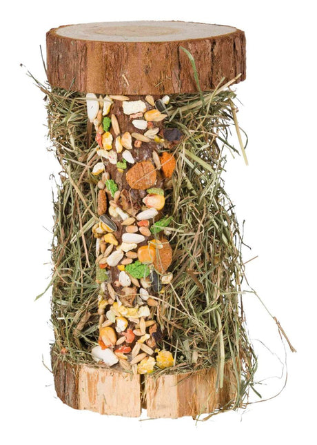 Holzstamm-Form mit einer Mischung aus getrocknetem Gras und bunten Futterstücken dekoriert.