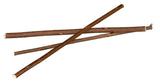 Drei braune Holzstäbe liegen auf einem weißen Hintergrund.