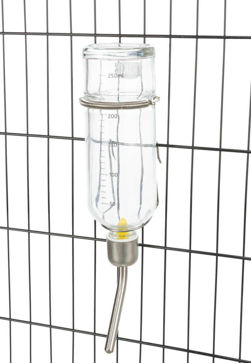 Glasflasche mit 250 ml Skala und Metalltrinkröhrchen, an einem schwarzen Gitter befestigt.