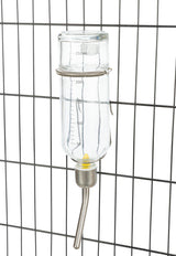 Glasflasche mit 250 ml Skala und Metalltrinkröhrchen, an einem schwarzen Gitter befestigt.