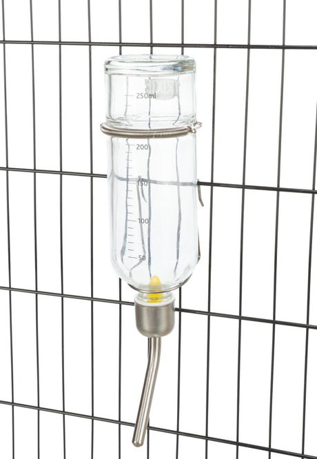 Glasflasche mit 250 ml Skala und Metalltrinkröhrchen, an einem schwarzen Gitter befestigt.