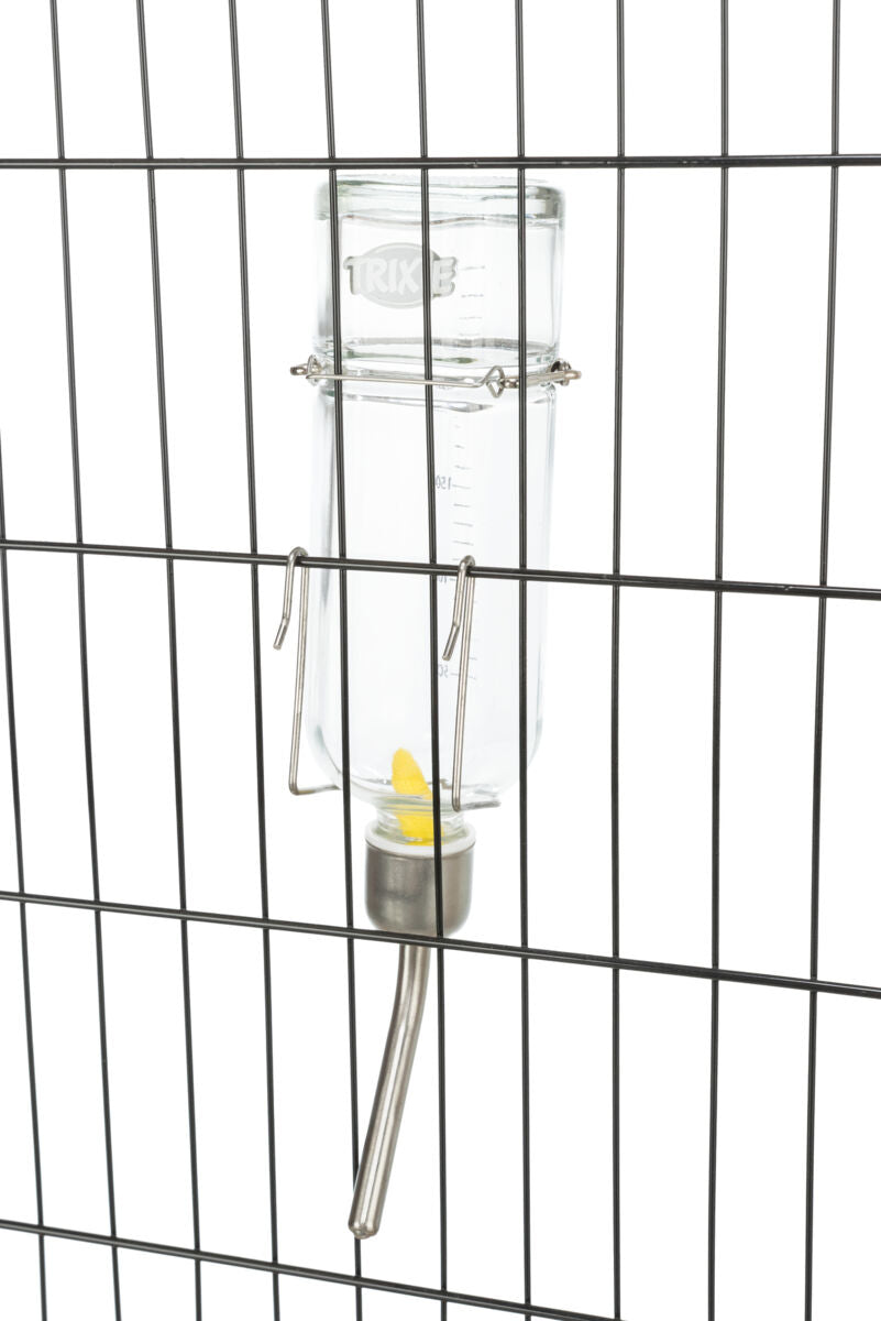 Glas-Wasserflasche mit Metalltrinkröhrchen an einem Gitter befestigt, Markenname "Trixie" sichtbar.