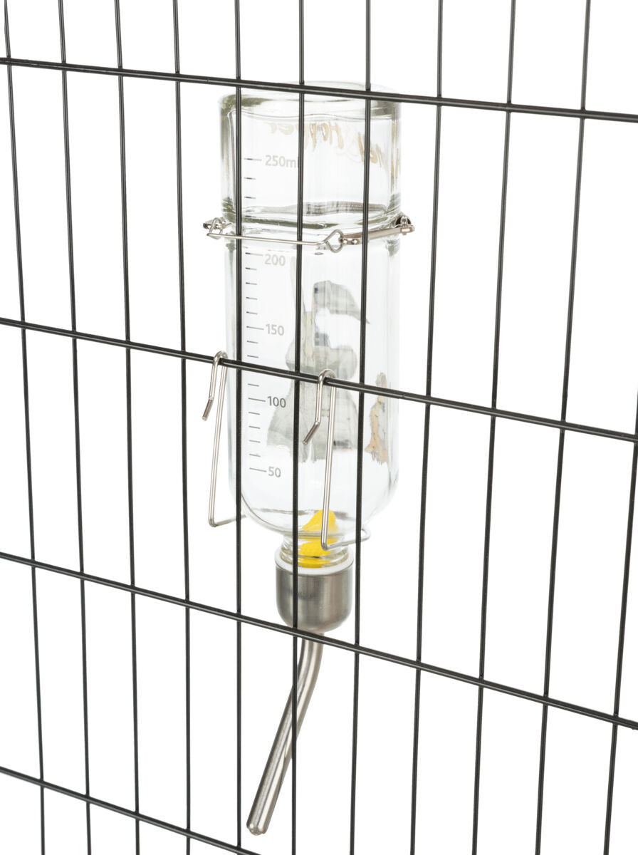 Transparente Wasserflasche mit Skala auf einem Metallgitter befestigt, mit Trinkröhrchen und gelbem Element innen.