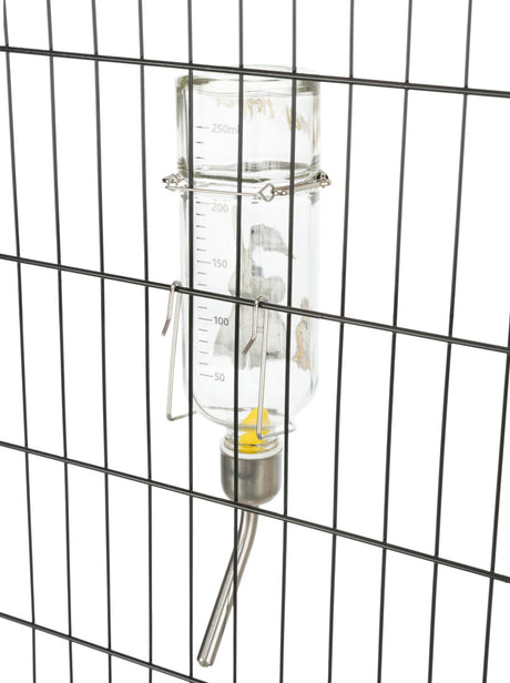 Transparente Wasserflasche mit Skala auf einem Metallgitter befestigt, mit Trinkröhrchen und gelbem Element innen.