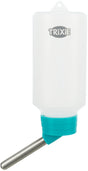Eine weiße Plastiktrinkflasche mit blauem Verschluss und Metalltrinkrohr, versehen mit dem Schriftzug "TRIXIE".