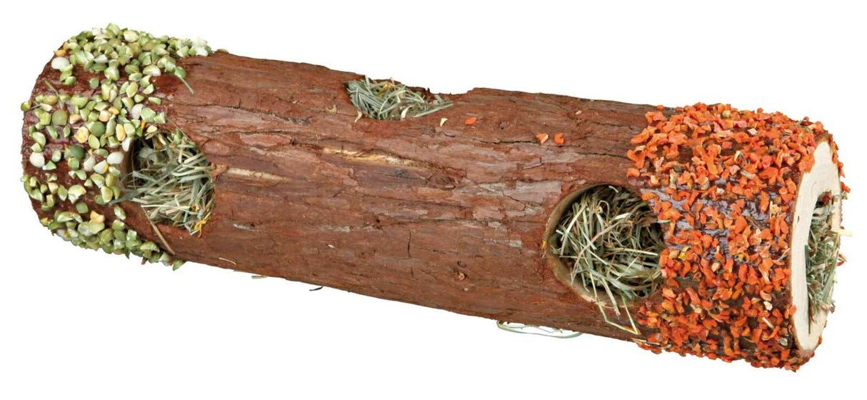 Ein hohler Holzstamm mit grünen und orangefarbenen Kornstücken an den Enden, gefüllt mit Heu.