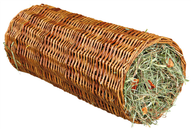 Geflochtener Zylinder aus braunem Material gefüllt mit grünem Heu und einigen roten Stücken.