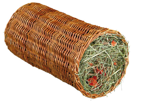 Geflochtener Zylinder aus braunem Material, offen und gefüllt mit Heu und roten Stücken, isoliert auf weißem Hintergrund.