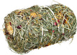 Ein komprimierter Ballen aus getrocknetem Heu und farbigen Blumenblüten, hauptsächlich in Grün- und Gelbtönen.